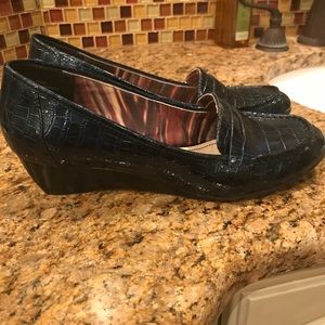 Anne Klein blue wedge dress shoe